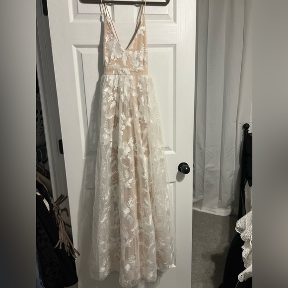 Gorgeous flora maxi dress with adjustable straps, cross back, antique floral. - Picture 2 of 4